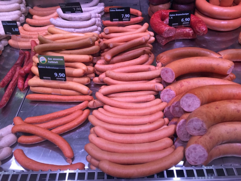 vitrine-LE VAL-min_sausages_meat_butchery-1069321